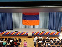 Гирлянда по сцене